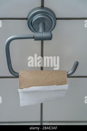 Letztes Blatt Toilettenpapier auf einer toilettenpapierrolle Stockfoto