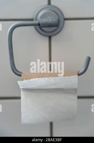 Letztes Blatt Toilettenpapier auf einer toilettenpapierrolle Stockfoto