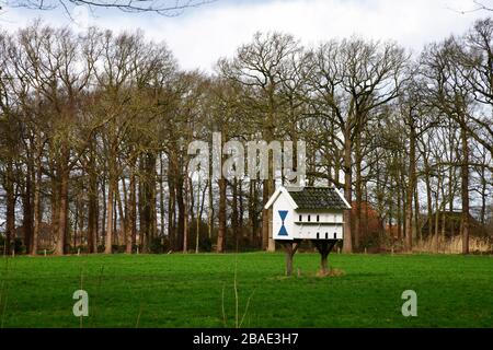 Zwolle, der Netherlands-Februar 2020; Wooden Dovecote (Nationaldenkmal) vor Schloss Nijenhuis; dies ist ein Museum für bildende Kunst und einen Teil Stockfoto