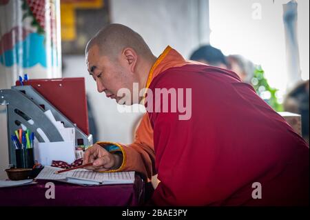 Naryn-Acagat-Tempel, Ulan Ude, Sibirien, Russland - 09. März 2020: Buddhistische Mönch lesen Mantras in Dzogchen Duga. Buddhistische Mönch beten in a Stockfoto