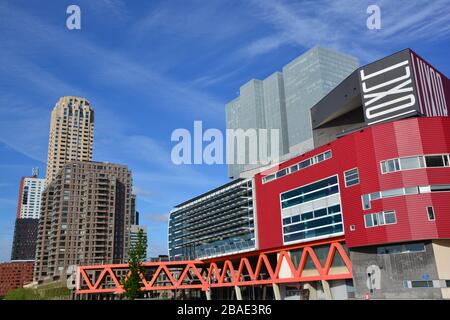 Rotterdam, Niederlande, Mai 2019; Tiefwinkelansicht von Rijnhaven am Anfang von Kop van Zuid - Wilhelminapier in Rotterdam mit Citiscape of Contr Stockfoto