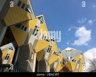 Rotterdam, Niederlande - Juni 2019; Nahaufnahme des Abschnitts der architektonisch ikonischen kubischen Häuser in Rotterdam vom Architekten Piet Blom in Most Stockfoto