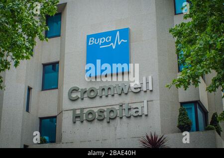 LONDON - Außenbeschilderung des Bupa Cromwell Hospital. Ein Krankenhaus der Privatwirtschaft in South Kensington. Stockfoto