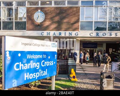 London - Außenansicht des Charing Cross Hospital an der Fulham Palace Road in Hammersmith, West London. Stockfoto