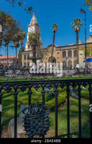 Plaza 14 de Septiembre oder Hauptplatz am 14. September mit der Metropolitankathedrale, La Catedral Metropolitana, Cochabamba, Bolivien, Lateinamerika, Stockfoto