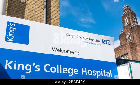 Kings Collage Hospital Exterieur Signage - ein großes NHS-Krankenhaus in Camberwell, Southwark Stockfoto