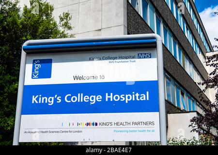 Kings Collage Hospital Exterieur Signage - ein großes NHS-Krankenhaus in Camberwell, Southwark Stockfoto