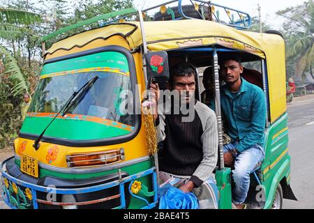 Indische Tricycle Motor Rikshaw mit Passagier, Kumrokhali, Westbengalen Stockfoto