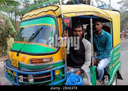 Indische Tricycle Motor Rikshaw mit Passagier, Kumrokhali, Westbengalen Stockfoto