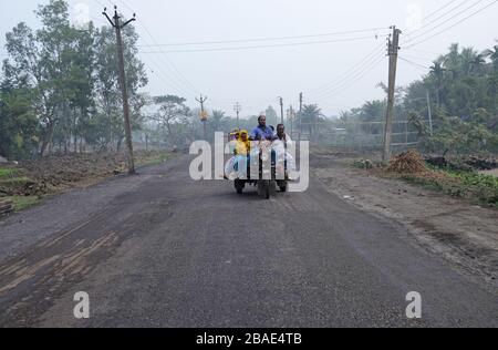 Indische Tricycle Motor Rikshaw mit Passagier, Kumrokhali, Westbengalen Stockfoto