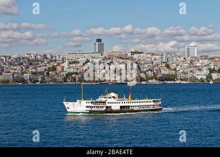 Eine Passagierfähre mit Passagieren auf einer der vielen Sightseeing-Touren entlang des Bosporus-Kanals in Istanbul. Stockfoto