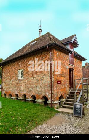 Der ehemalige Granary, der heute eine Buchhandlung aus zweiter Hand im Stall Yard in Stourhead House, Wiltshire, England, Großbritannien ist Stockfoto