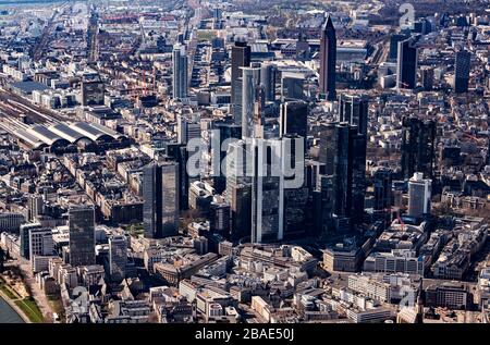 26. März 2020, Hessen, Frankfurt am Main: Luftbild der Innenstadt von Frankfurt am Main mit der Skyline des Bankenviertels. Foto: Uli Deck / dpa Stockfoto