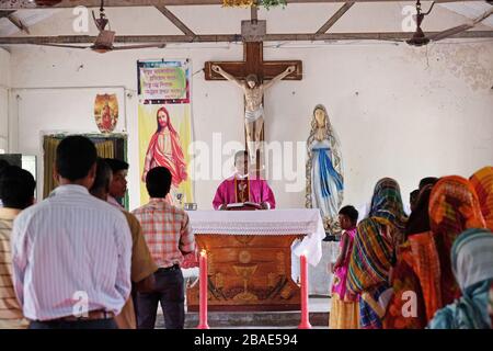 Messe in einer Kirche in Chunakhali, Westbengalen, Indien Stockfoto