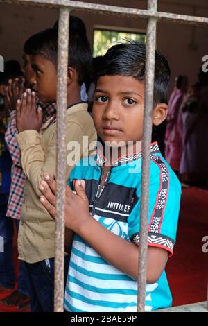 Kinder bei der Messe in einer Kirche in Chunakhali, Westbengalen, Indien Stockfoto