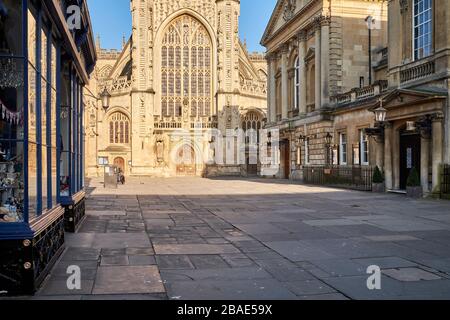 Bath, Somerset, England - 26. März 2020: Die Touristenstadt Bath ist während des Ausbruchs von Coronavirus verlassen. Bath Abbey Stockfoto