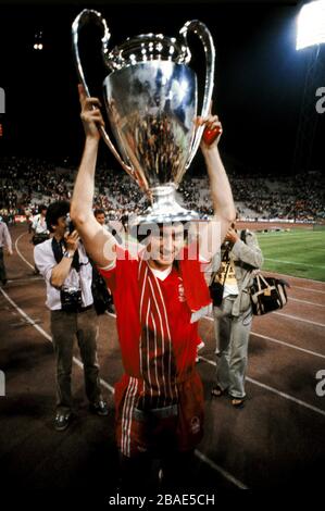 Mit dem Europacup feiert der siegreiche Torschütze von Nottingham Forest Trevor Francis Stockfoto