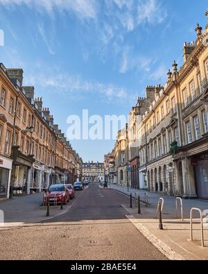 Bath, Somerset, England - 26. März 2020: Die Touristenstadt Bath ist während des Ausbruchs von Coronavirus verlassen. Milsom Street Stockfoto