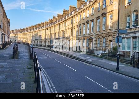 Bath, Somerset, England - 26. März 2020: Die Touristenstadt Bath ist während des Ausbruchs von Coronavirus verlassen. Das Paragon Stockfoto