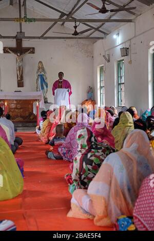 Messe in einer Kirche in Chunakhali, Westbengalen, Indien Stockfoto