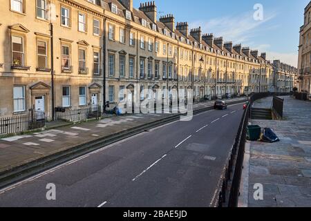 Bath, Somerset, England - 26. März 2020: Die Touristenstadt Bath ist während des Ausbruchs von Coronavirus verlassen. Das Paragon Stockfoto
