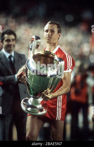 Nottingham Forest Kapitän John McGovern mit dem Europacup nach dem 1:0-Sieg seiner Mannschaft Stockfoto