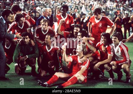 Nottingham Forest feiern mit dem Europacup, nachdem sie Hamburg geschlagen haben. Stockfoto