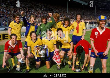 Das Team von Arsenal feiert mit dem FA Cup Back Row l-r Steve Walford, David Price, Pat Jennings, Willie Young, Alan Sunderland, David O'Leary. Front Row l-r: Liam Brady, Pat Rice, Sammy Nelson, Brian Talbot, Frank Stapleton und Graham Rix. Stockfoto