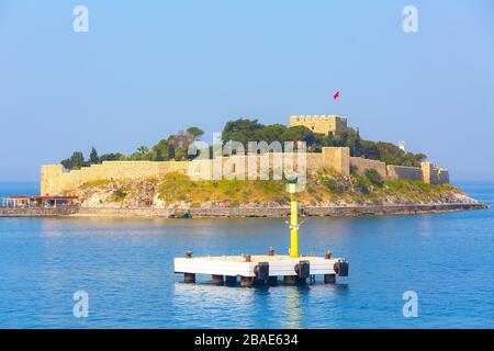 Taubeninsel mit Piratenburg im Hafen von Kusadasi, Küste der Türkei in der Türkei Stockfoto