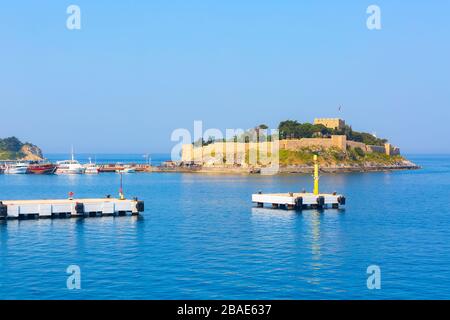 Taubeninsel mit Piratenburg im Hafen von Kusadasi, Küste der Türkei in der Türkei Stockfoto