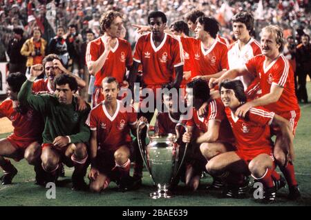 Nottingham Forest feiern mit dem Europacup: (Back Row, l-r) Martin O'Neill, Ian Bowyer, Viv Anderson, John Robertson, Gary Mills, Kenny Burns (vordere Reihe, l-r) Frank Gray, Peter Shilton, John McGovern, Garry Birtles, Larry Lloyd, Bryn Gunn Stockfoto