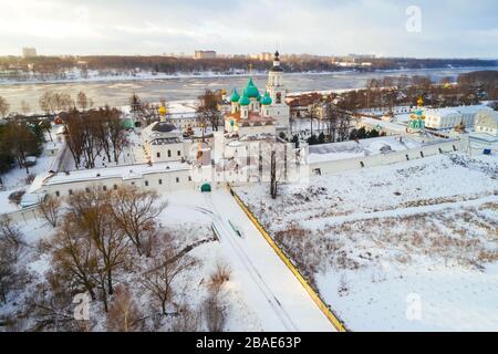 Blick auf das Kloster Tolgsky an einem Januartag (Luftaufnahmen). Jaroslawl, Russland Stockfoto