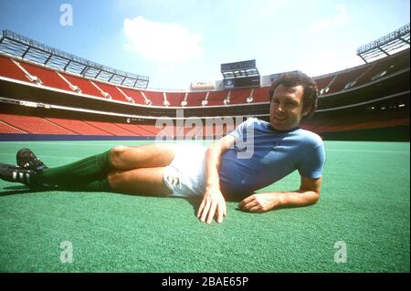 New York Cosmos' Franz Beckenbauer entspannt im Giants Stadium Stockfoto