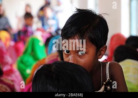 Kinder bei der Messe in einer Kirche in Chunakhali, Westbengalen, Indien Stockfoto