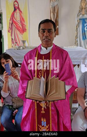 Der Priester hält die missale, katholische Kirche in Chunakhali, Westbengalen, Indien Stockfoto