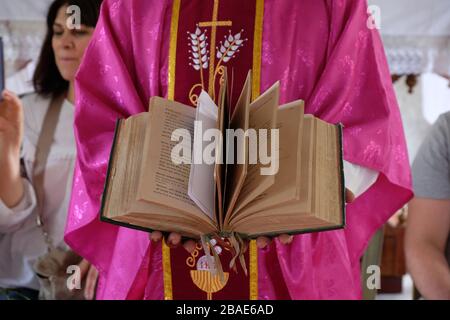 Der Priester hält die missale, katholische Kirche in Chunakhali, Westbengalen, Indien Stockfoto