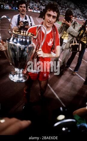 Der Trevor Francis von Nottingham Forest, Werfer des Siegertores, zeigt den massierten Fotografen den Europacup Stockfoto