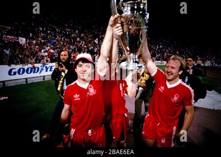 (l-r) John Robertson von Nottingham Forest, Ian Bowyer und Kenny Burns feiern mit dem Europacup Stockfoto