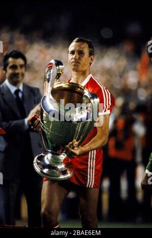 Nottingham Forest Kapitän John McGovern mit dem Europacup nach dem 1:0-Sieg von Forest Stockfoto