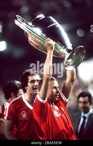 Nottingham Forest Kapitän John McGovern hebt den Europacup zum zweiten Mal in Folge an Stockfoto