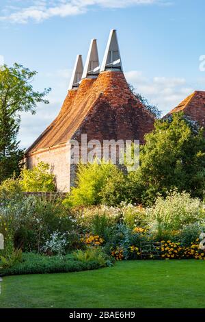 Oast Houses in the Colorul Autumn Views of Christopher Lloyds Famous Garden Great Dixter, Northiam, Kent, Großbritannien Stockfoto