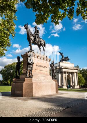 Wellington Statue and Arch, Hyde Park, London. Statue des englischen Militärführers Arthur Wellesley aus dem 19. Jahrhundert, dem 1. Herzog von Wellington. Stockfoto