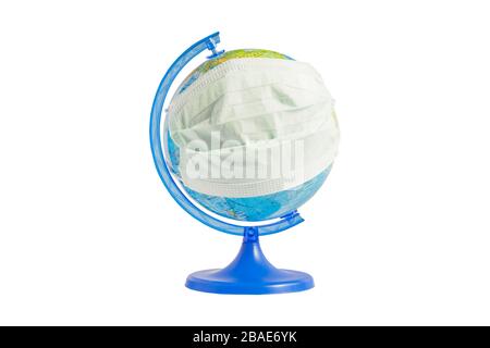 Ausbruch des Coronavirus. Weltpandämie. Globus in der Medizinmaske isoliert auf weißem Hintergrund. Stockfoto