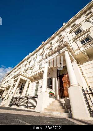 Georgische Architektur, Kensington, London. Ein niedriger, weiter Blick auf Reihenhäuser im wohlhabenden Stadtteil Kensington in West London. Stockfoto