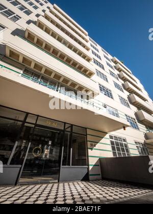 Art Deco Architektur, Kensington, England. Niedriger, weiter Blick auf die façade bis zu einem typischen Londoner Wohnblock aus den 1930er Jahren. Stockfoto