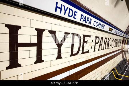 Schild mit der U-Bahn-Station Hyde Park. Die ursprünglichen Fliesen an der U-Bahn Piccadilly Line, die die wohlhabenden Viertel Mayfair, Park Lane und Kensington bedient. Stockfoto