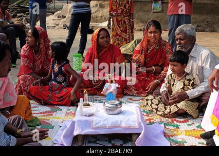 Gläubigen Katholiken während einer Messe im Freien im Dorf Mitrapur, Westbengalen, Indien Stockfoto