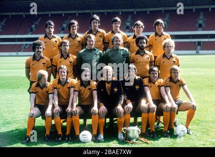 Wolverhampton Wanderers erster Mannschaftskader 1980-81: (Back Row, l-r) Rafael Villazan, Kenny Hibbitt, Colin Brazier, Wayne Clarke, Dave Thomas, John Richards; (mittlere Reihe, l-r) Geoff Palmer, John McAll, Mick Kearns, Paul Bradshaw, George Berry, Andy Gray; (Front Row, l-r) Willie Carr, Mel Eves, Peter Daniel, Manager John Barnwell, Assistentenmanager Richie Barker, Emlyn Hughes, Derek Parkin Stockfoto