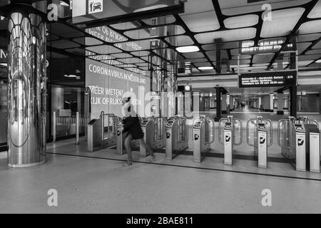 Hauptbahnhof Amsterdam an einem gewöhnlichen Arbeitstag Stockfoto