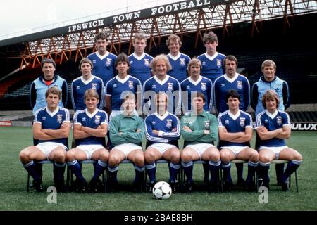 Teamgruppe Ipswich Town: (Back Row, l-r) John Wark, Kevin Beattie, Steve McCall, Kevin O'Callaghan; (Middle Row, l-r) Manager Bobby Robson, Arnold Muhren, Paul Mariner, Alan Brazil, Frans Thijssen, Alan Hunter, Assistant Manager Bobby Ferguson; (Front Row, l-r) Terry Butcher, Russell Osman, Laurie Sivell, Mick Mills, Paul Cooper, George Burley, Eric Gates Stockfoto